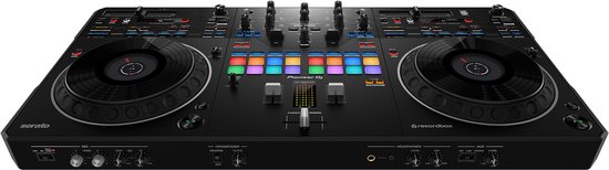 Zwarte Pioneer DDJ-REV5 DJ-controller met twee draaitafels, multicoloured pads, en een centrale mixer.
