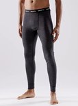 Model in donkere antraciet thermobroek met zwarte tailleband.