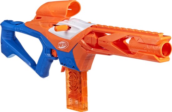 Oranje en blauwe Nerf N-Series Pinpoint blaster met scope en magazijn.