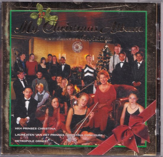 De voorzijde van een cd-hoes met de titel 'My Christmas Album'. Een groepsfoto van personen rond een kerstboom en op een bank.