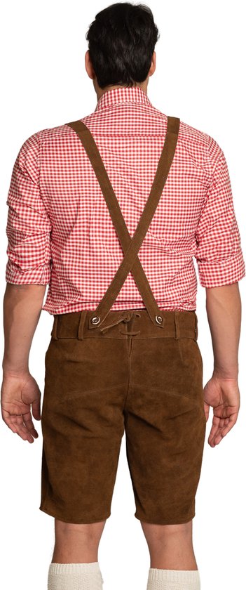 Homme vu de dos, portant une chemise à carreaux rouge et blanc et un short en lederhosen marron avec bretelles.