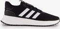 Zwarte Adidas sneaker met witte strepen en een witte zool.