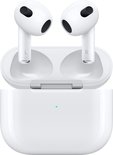 Witte AirPods met 'L' en 'R' op de oordopjes, in een open witte oplaadcase met groen lampje.