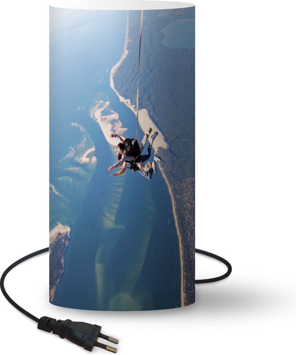 Lamp - Nachtlampje - Tafellamp slaapkamer - Skydiven aan de kust - 33 cm hoog - Ø16 cm - Inclusief LED lamp - LampTiger