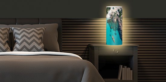 Lamp - Nachtlampje - Tafellamp slaapkamer - Een luchtfoto van wit strand tussen rotsen - 54 cm hoog - Ø22.9 cm - Inclusief LED lamp - LampTiger