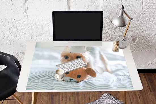 Muismat XXL 120x80 cm - Bureau onderlegger - Bureau mat De Yorkshire Terrier speelt met speelgoed - Bureaumat - Gaming mousepad xl - Bureaulegger groot - Computer deskmat
