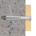Plug in gekleurde betonmuur en houten plank, met schroef.