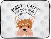 Laptophoes 17 inch - Quotes - Spreuken - Sorry I can't my dog and I have plans - Honden - Laptop sleeve - Binnenmaat 42,5x30 cm - Zwarte achterkant