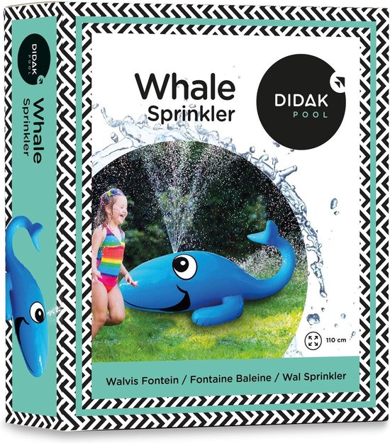 Blauwe opblaasbare walvis fontein met spuitend water, een kind in een regenboog zwempak staat ernaast. Verpakking zichtbaar.