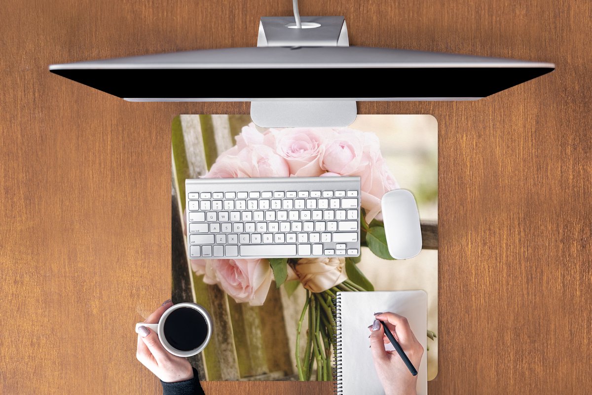Muismat XXL - Bureau onderlegger - Bureau mat - Een boeket van roze rozen op een houten bank - 60x60 cm - XXL muismat