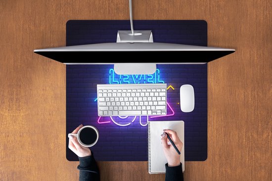 Muismat XXL 80x80 cm - Bureau onderlegger - Bureau mat Gaming - Neon - Level Up - Quotes - Gamen - Bureaumat - Gaming mousepad xl - Bureaulegger groot - Computer deskmat - Geschikt voor Gaming Muis en Gaming PC set