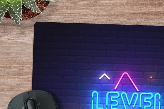 Muismat XXL 80x80 cm - Bureau onderlegger - Bureau mat Gaming - Neon - Level Up - Quotes - Gamen - Bureaumat - Gaming mousepad xl - Bureaulegger groot - Computer deskmat - Geschikt voor Gaming Muis en Gaming PC set