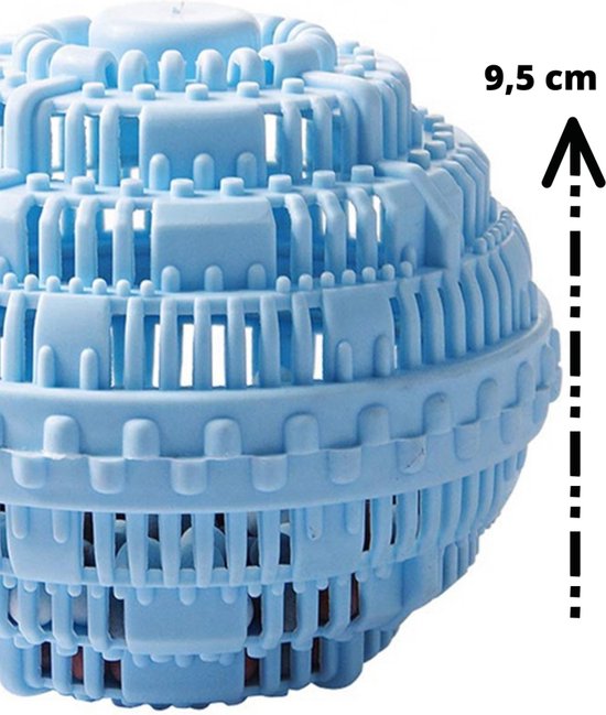 Vue détaillée d'une balle de lavage bleu clair, mesurant 9,5 cm.