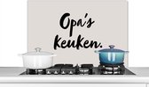 Spatscherm Keuken - Kookplaat Achterwand - Spatwand Fornuis - 90x60 cm - Opa's keuken - Taupe - Quote - Aluminium - Wanddecoratie - Muurbeschermer - Hittebestendig