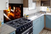 Spatscherm Keuken - Kookplaat Achterwand - Spatwand Fornuis - 90x60 cm - Glazen - Whiskey - Drank - Aluminium - Wanddecoratie - Muurbeschermer - Hittebestendig