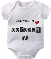 Hospitrix Baby Rompertje met Tekst Coming soon October | Korte Mouw | Cadeau voor Zwangerschap | Bekendmaking | Aankondiging | Aanstaande Moeder