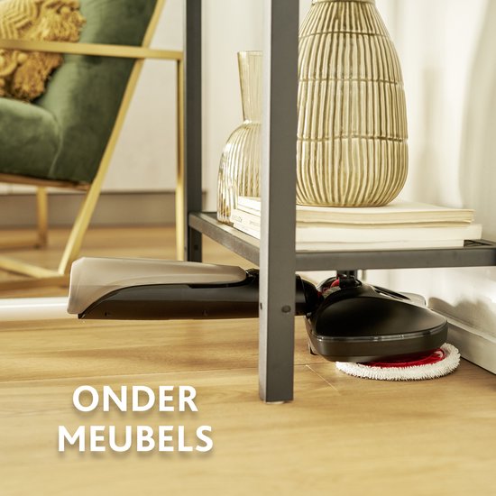 Zwarte elektrische vloermop met witte pads onder een metalen kastje. Tekst "ONDER MEUBELS".