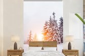 Behang - Fotobehang Zon - Bomen - Sneeuw - Breedte 180 cm x hoogte 280 cm