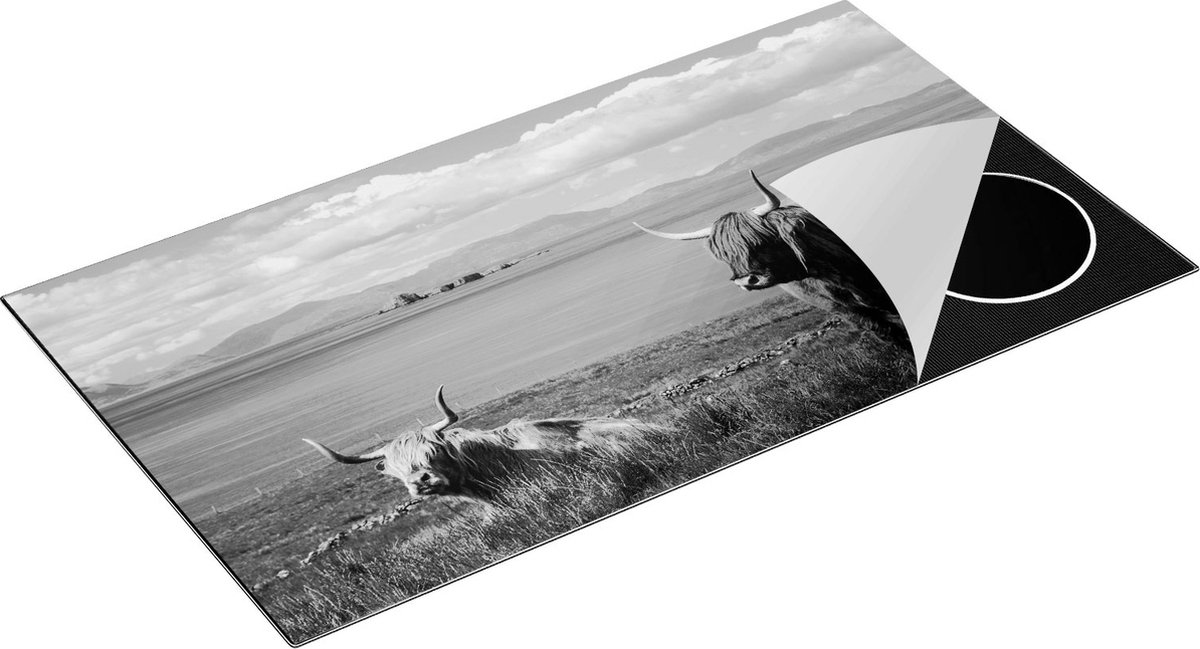 Chefcare Inductie Beschermer Twee Schotse Hooglanders bij een Meer - Zwart Wit - 95x55 cm - Afdekplaat Inductie - Kookplaat Beschermer - Inductie Mat