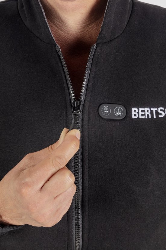 Zwarte hoodie met rits. Op de borst het logo "BERTSCHAT" en twee knoppen voor verwarming.