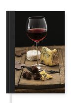 Notitieboek - Schrijfboek - Rode wijn met kaas op een houten plank - Notitieboekje klein - A5 formaat - Schrijfblok
