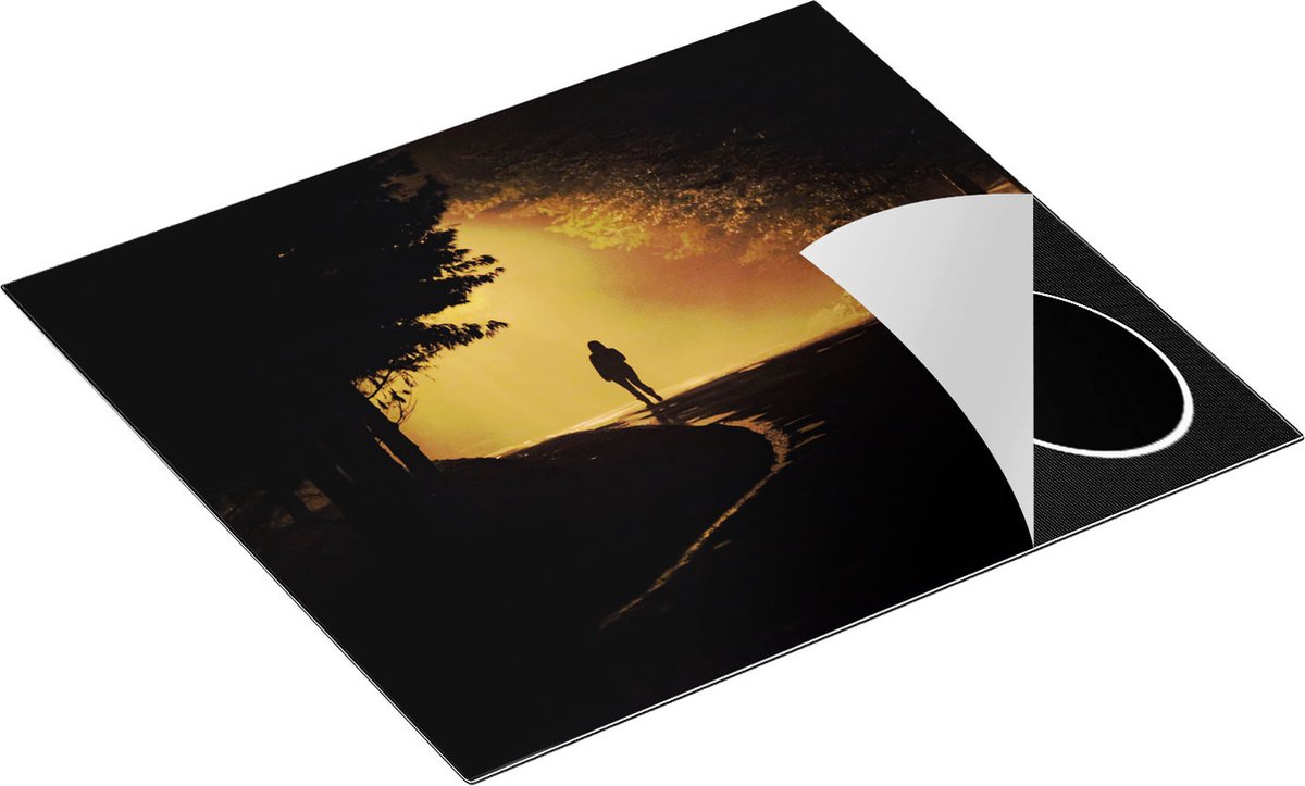 Chefcare Inductie Beschermer Persoon op een Donkere Weg in het Bos - 60x55 cm - Afdekplaat Inductie - Kookplaat Beschermer - Inductie Mat