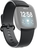 Fitbit noir avec lunette grise et écran lumineux affichant 12h58, fréquence cardiaque et pas.