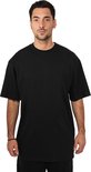 Man met onbewerkte zwarte T-shirt met korte mouwen, zwarte broek.