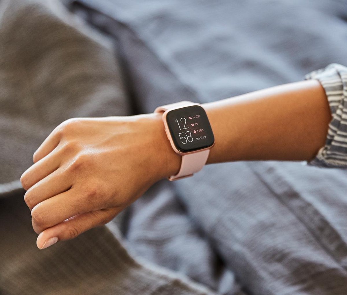 Fitbit Versa 2 Smartwatch dames Roze koper bol