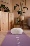 Lavendelpaarse yogamat met "YOGA"-opschrift in maan-stijl. Extra dik met een antislip textuur.