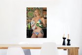 Canvas Schilderij Een blonde vrouw met een kleurrijke bikini - 40x60 cm - Wanddecoratie