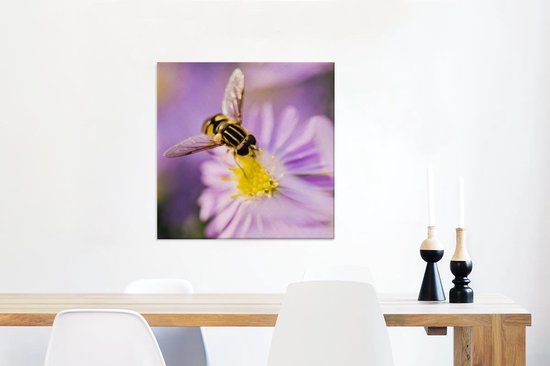 Canvas Schilderij Een bij zit op een aster bloem - 50x50 cm - Wanddecoratie