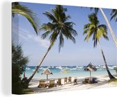 Canvas Schilderij Palmbomen en ligstoelen op het strand van Boracay - 60x40 cm - Wanddecoratie
