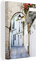 Canvas Schilderij Rustige en knusse straten van Córdoba in Spanje - 80x120 cm - Wanddecoratie