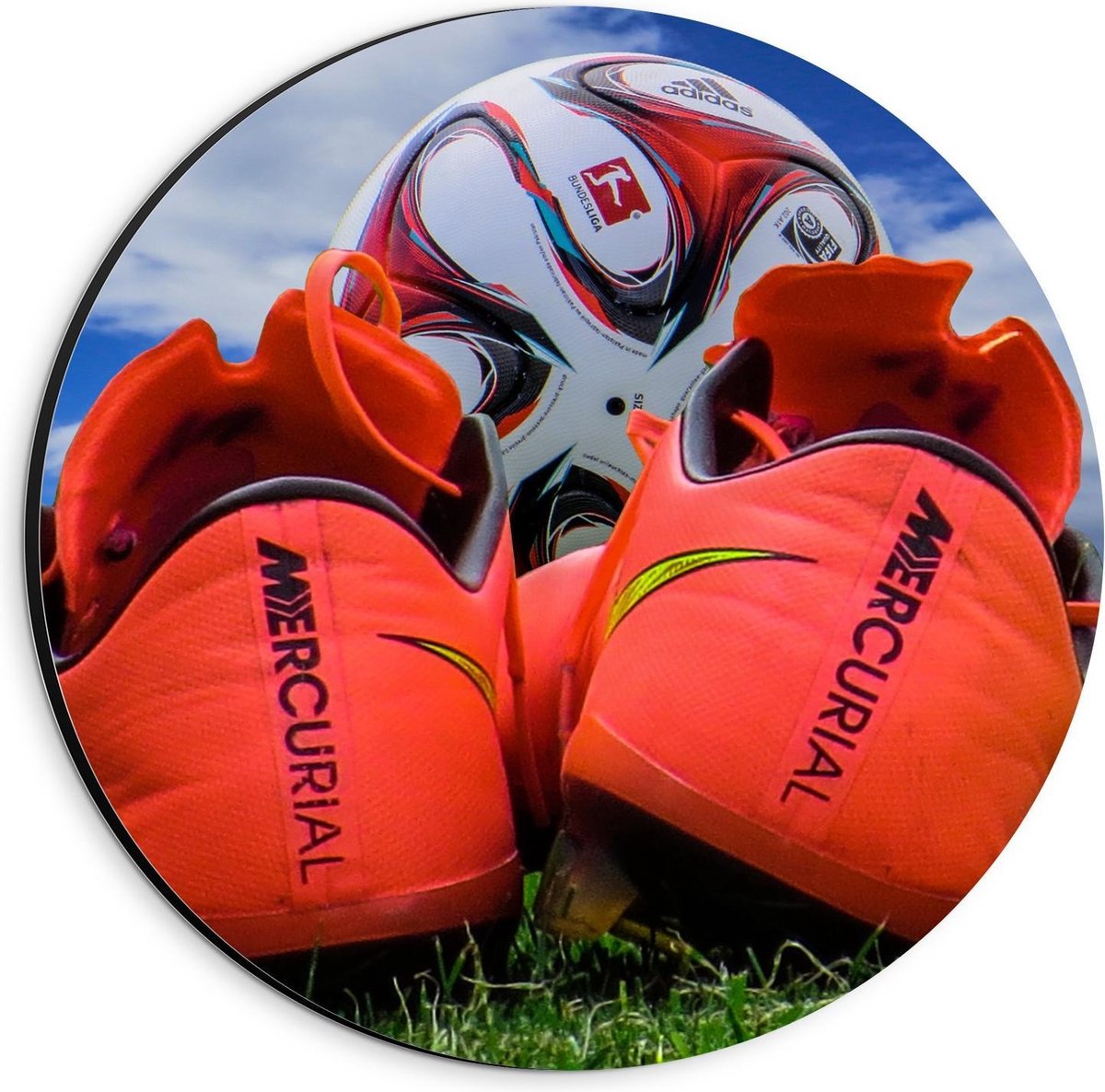 Dibond Wandcirkel - Voetbal en Voetbalschoenen - 20x20cm Foto op Aluminium Wandcirkel (met ophangsysteem)