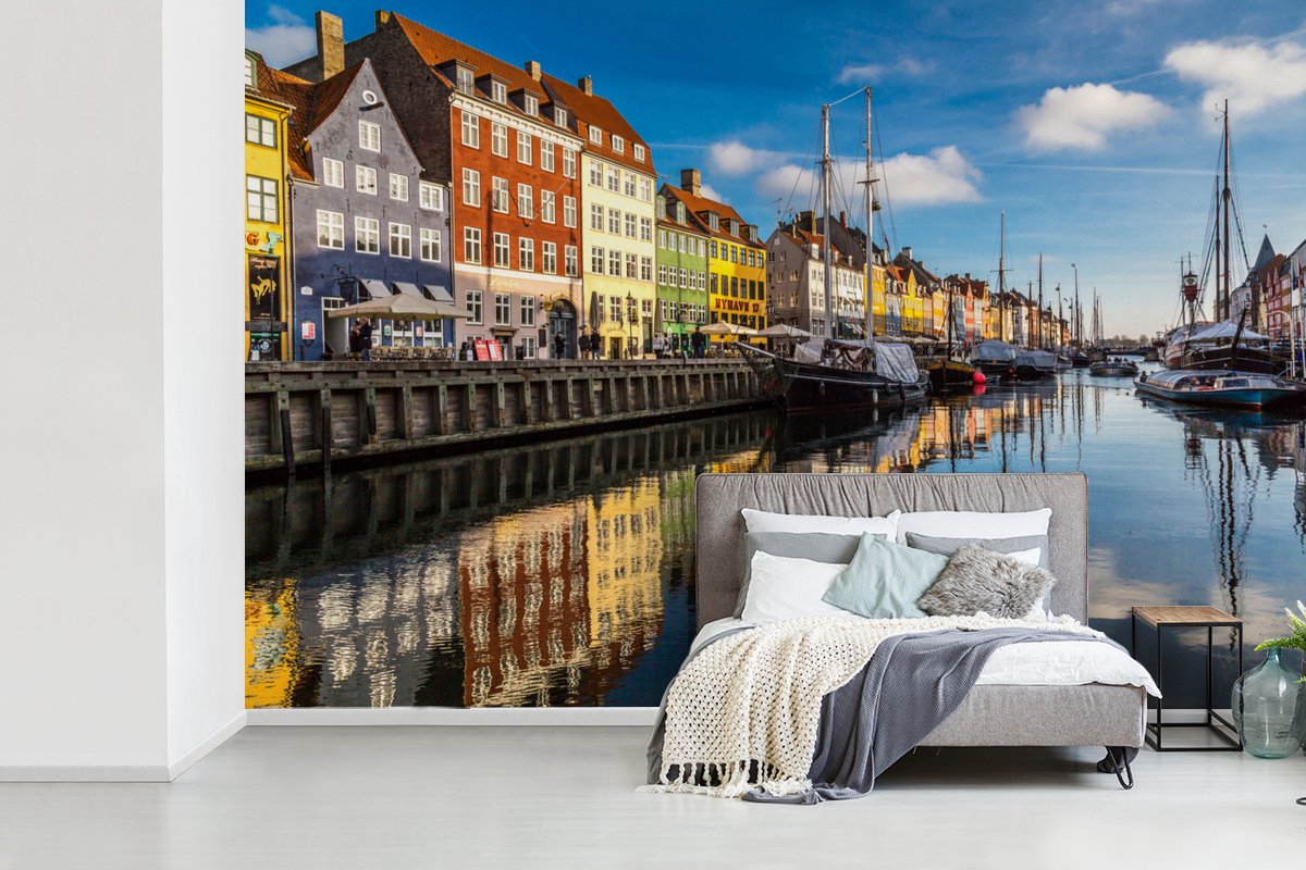Behang - Fotobehang Kleurrijke straat langs het water in Denemarken - Breedte 330 cm x hoogte 220 cm