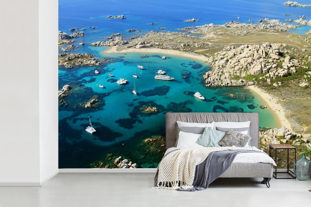 Behang - Fotobehang Rotsachtige baai in Corsica in Europa - Breedte 420 cm x hoogte 280 cm
