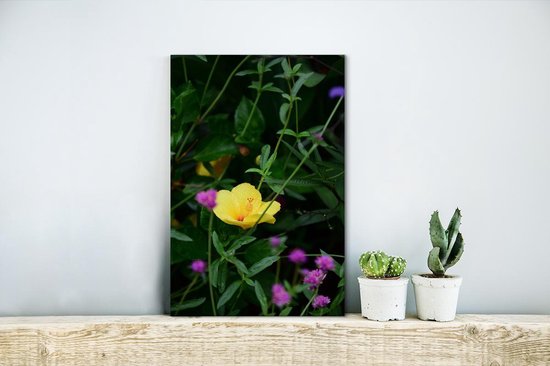 Canvas Schilderij Teunis bloem tussen de groene planten - 20x30 cm - Wanddecoratie