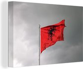 Canvas Schilderij De vlag van Albanië wappert op een paal - 120x80 cm - Wanddecoratie