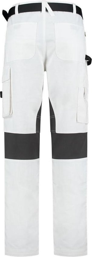 Achterkant van een witte werkbroek met donkergrijze accenten onderaan de pijpen. Meerdere zakken en een zwarte riem zijn zichtbaar.
