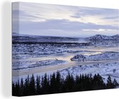 Canvas Schilderij Een besneeuwd landschap in het Nationaal park Þingvellir in IJsland - 30x20 cm - Wanddecoratie