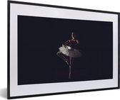 Fotolijst incl. Poster - Portret van een jonge ballerina op een zwarte achtergrond - 60x40 cm - Posterlijst