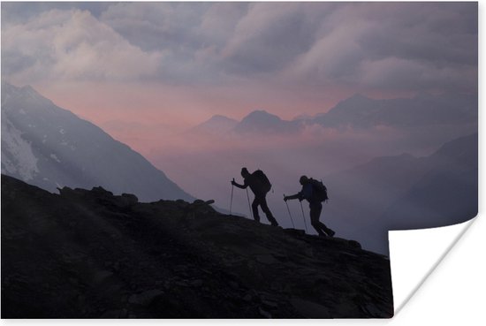 Twee bergbeklimmers beklimmen een berg bij zonsopkomst poster 90x60 cm - Foto print op Poster (wanddecoratie woonkamer / slaapkamer)
