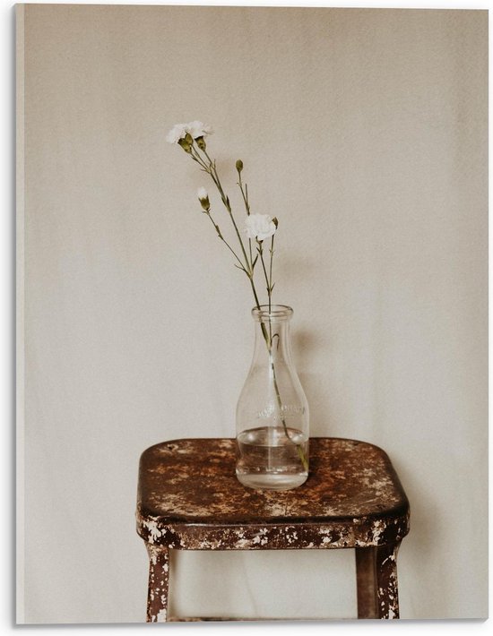 Acrylglas - Witte Bloemen In Vaas op Krukje - 30x40cm Foto op Acrylglas (Wanddecoratie op Acrylglas)