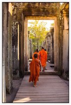 Monniken maken wandeling door poort - Foto op Akoestisch paneel - 150 x 225 cm