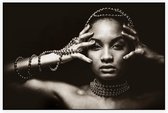 Zwarte vrouw met grijze kettingen - Foto op Akoestisch paneel - 90 x 60 cm