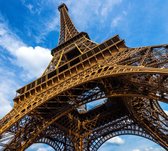 Construction de la Tour Eiffel devant le ciel bleu parisien, - Papier peint photo (en bandes) - 250 x 260 cm