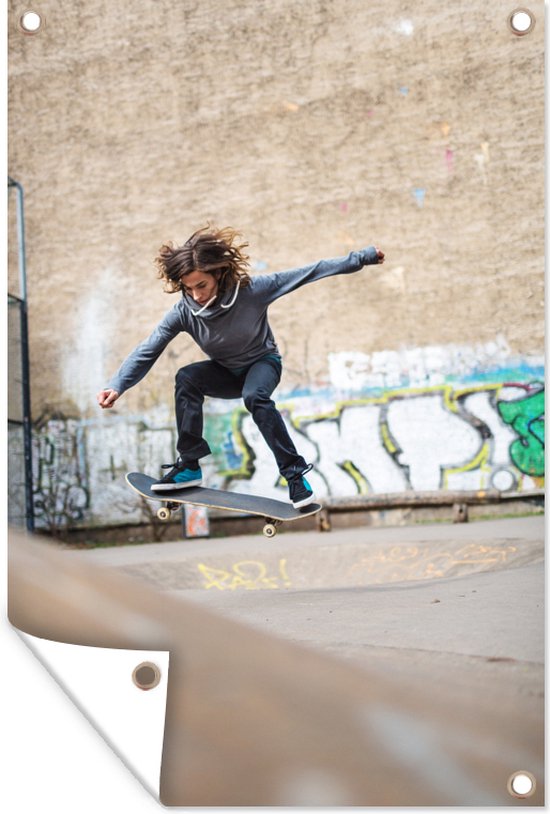 Muurdecoratie Een meisje doet een stunt met haar skateboard - 120x180 cm - Tuinposter - Tuindoek - Buitenposter