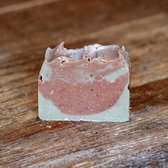 Natuurlijke zeep met rozen en groene klei