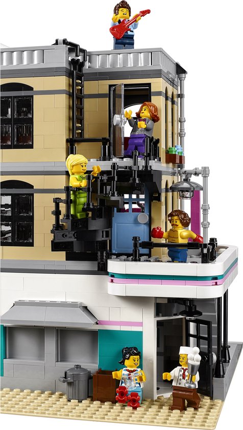 LEGO Creator Expert Downtown Diner 10260 bovenste verdiepingen met figuren op balkons en dak.